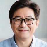 一位中年男性用户头像，面带微笑，佩戴眼镜